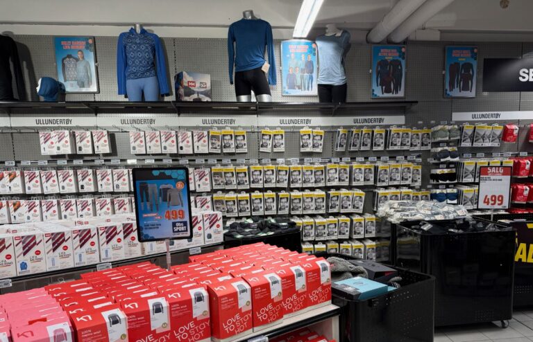 Sous-vêtements en laine mérinos en vente dans un magasin de sport norvégien. Photo : David Nikel.