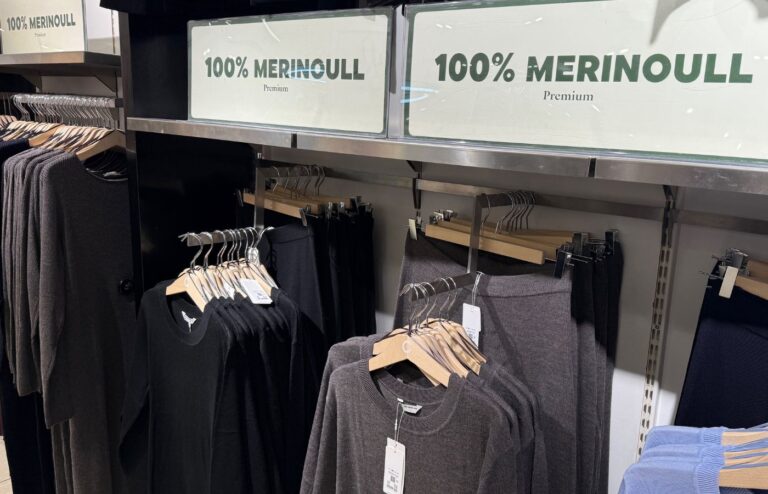 Vêtements 100 % laine mérinos en vente dans un magasin de vêtements norvégien. Photo : David Nikel.