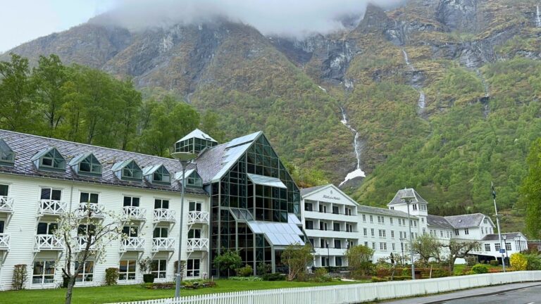 L'extérieur de l'hôtel Fretheim à Flåm, en Norvège. Photo : David Nikel.