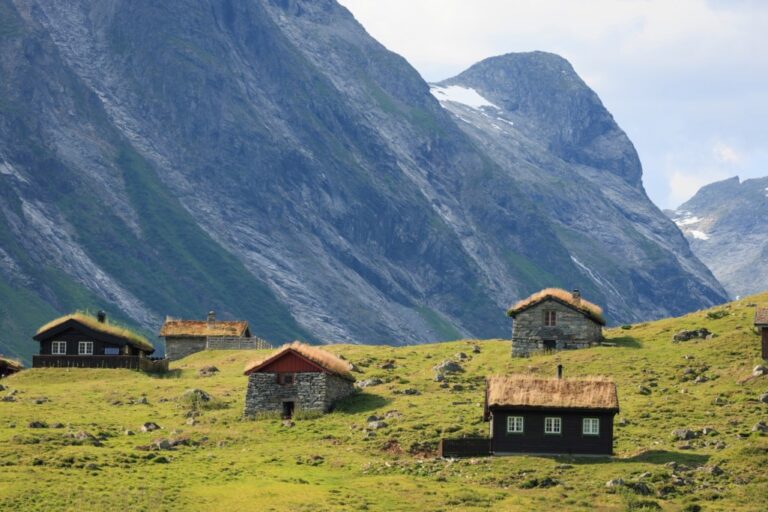Bâtiments de ferme d'été sur un « seter » norvégien dans la région du fjord.