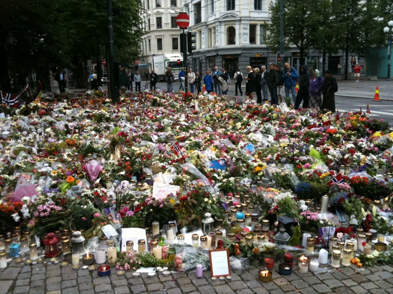 Fleurs commémoratives des attentats d'Oslo et d'Utøya