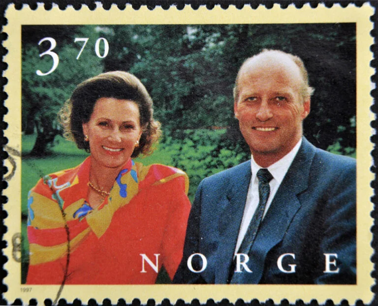 La reine Sonja et le roi Harald sur un timbre norvégien de 1997. Crédit : Neftali / Shutterstock.com.