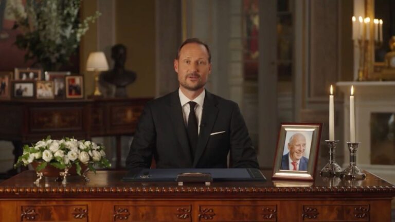 Le roi Haakon VIII de Norvège prononce son premier discours à la nation.