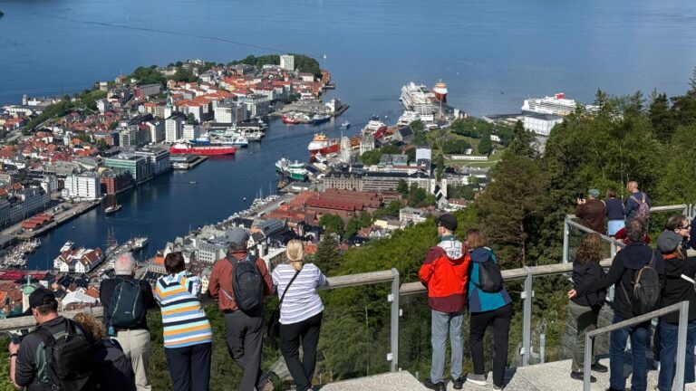 Touristes à Fløyen à Bergen. Photo : David Nikel.