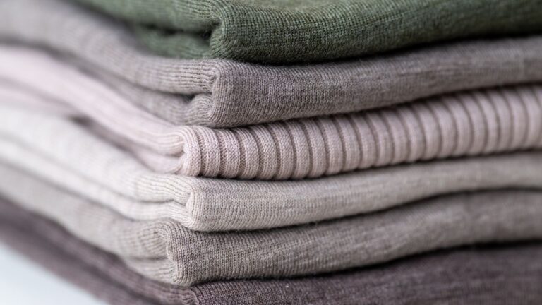 Pile de vêtements en laine mérinos.