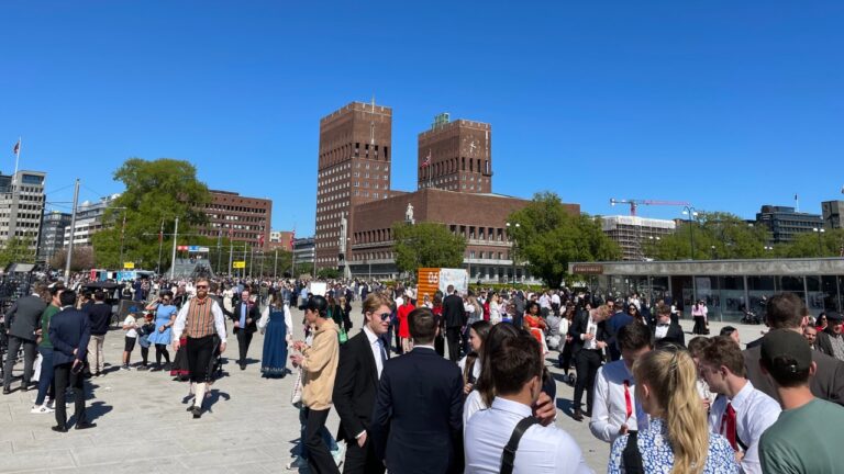 La foule se rassemble à Oslo le 17 mai.