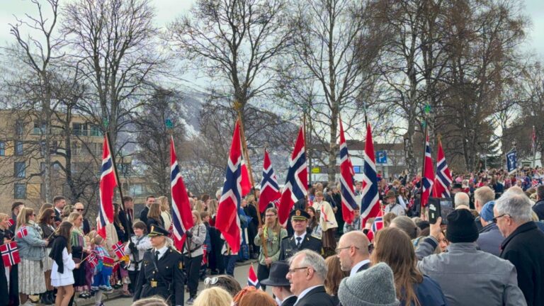 Des Norvégiens défilent avec des drapeaux lors de la fête nationale norvégienne à Tromsø. Photo : David Nikel.