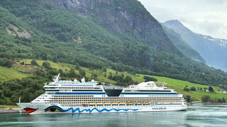 Le navire de croisière AIDA amarré à Olden, en Norvège. Photo : David Nikel.