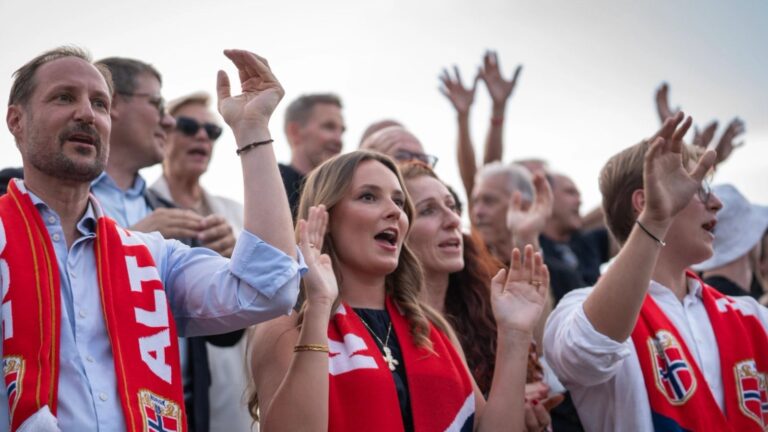 Le prince héritier Haakon, la princesse Ingrid Alexandra et le prince Sverre Magnus ont participé aux célébrations de la Coupe du monde sur la place du Palais. Photo : Anette Ask / La Cour Royale.