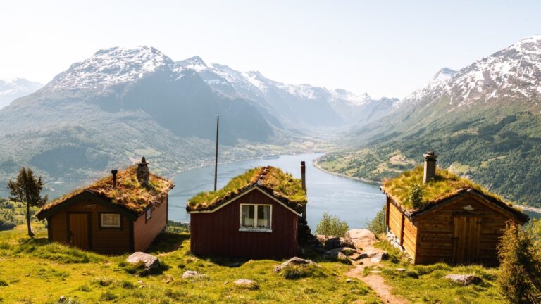 Une vue panoramique sur les alpages et les bâtiments de la ferme traditionnelle « seter » à Rakssetra près de Loen, en Norvège.