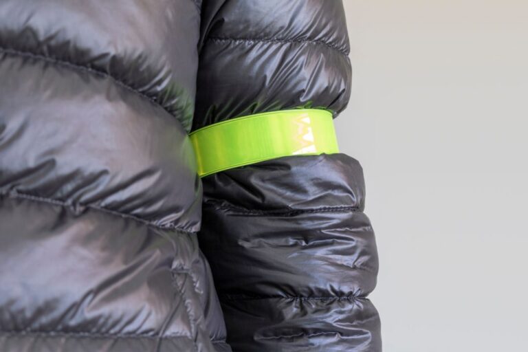 Un brassard réflecteur porté sur le bras en Norvège.