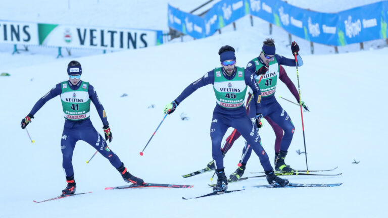 Ski de fond lors de l'épreuve de la Coupe du monde FIS de combiné nordique en Italie. Photo : LiveMedia / Shutterstock.com.