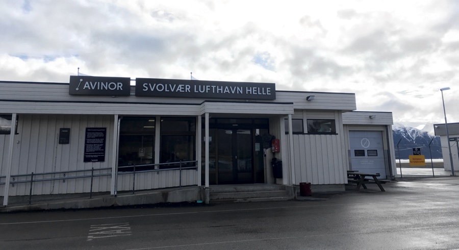 Le petit terminal de l'aéroport de Svolvær. Photo : David Nikel.