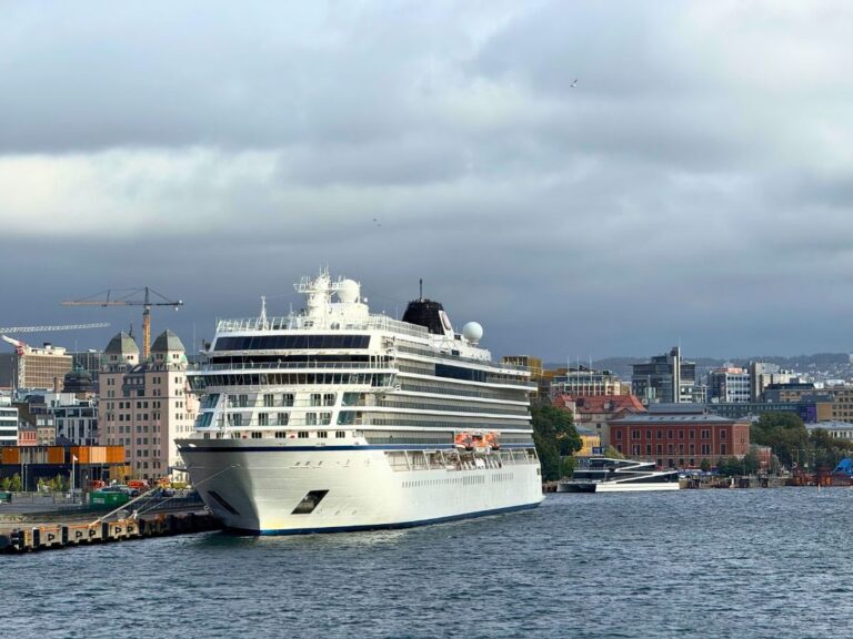 Le navire Viking Ocean Cruises amarré au centre d'Oslo, en Norvège. Photo : David Nikel.