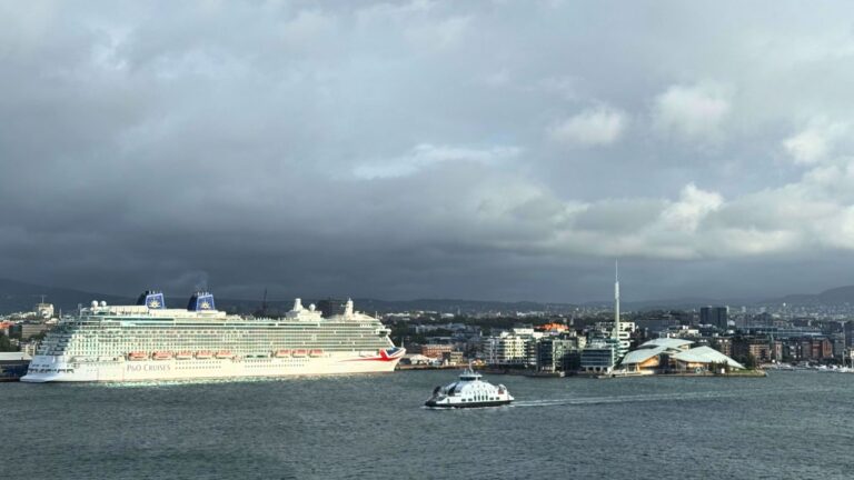 Grand bateau de croisière amarré à Oslo, en Norvège. Photo : David Nikel.