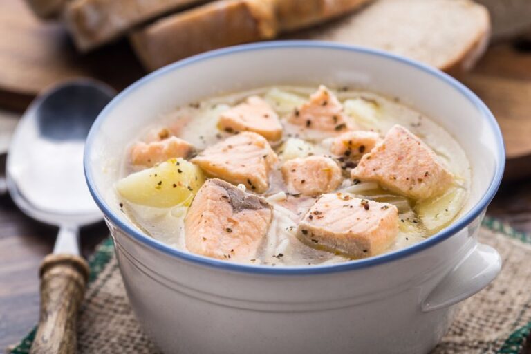 Bol de soupe de poisson au saumon.