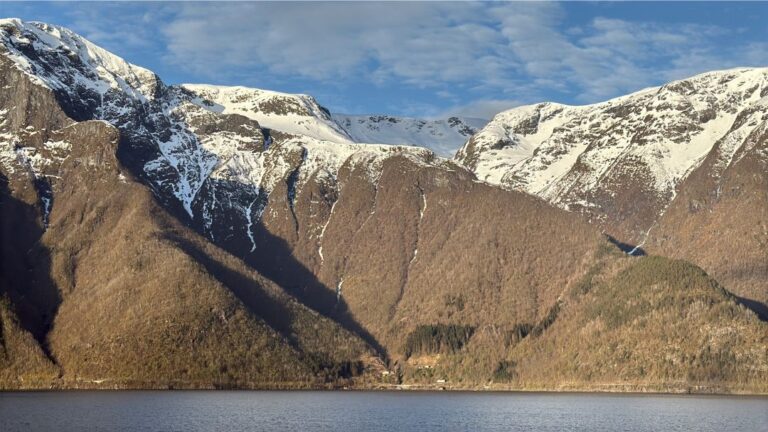 Paysage de fjord spectaculaire avec des montagnes enneigées. Photo : David Nikel.