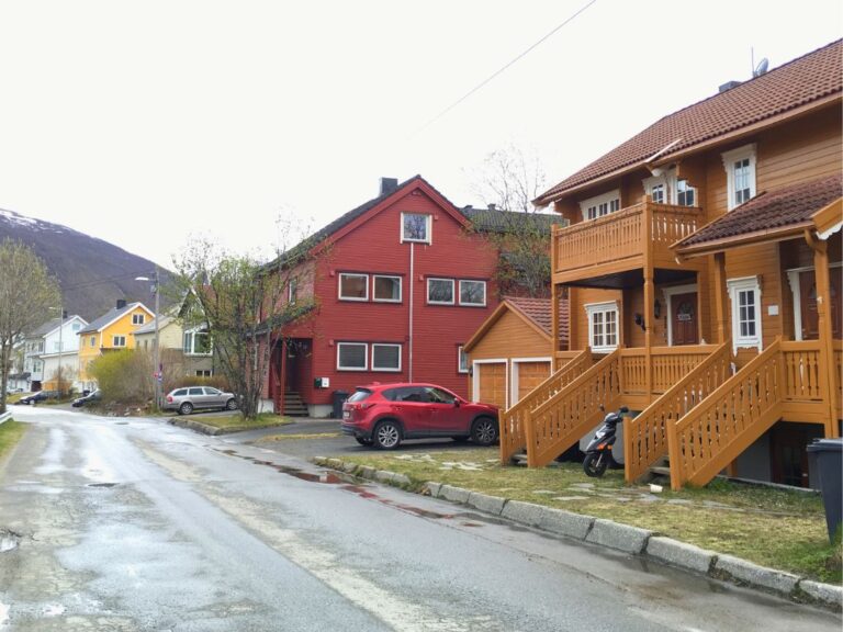 Maisons d'habitation à Tromsdalen. Photo : David Nikel.