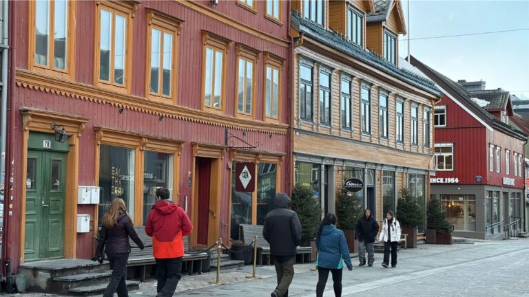 Les gens marchent le long de la rue principale de Tromsø. Photo : David Nikel.