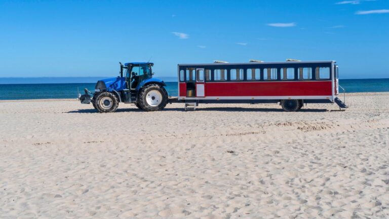 Un tracteur de sable sur la plage de Skagen, au Danemark.