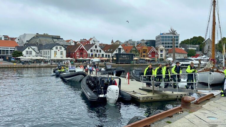 Groupe d'excursion en bateau RIB à Stavanger. Photo : David Nikel.