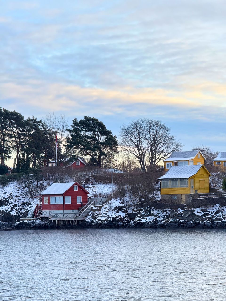 Maisons rouges et jaunes sur une île du fjord d’Oslo. Photo : David Nikel.