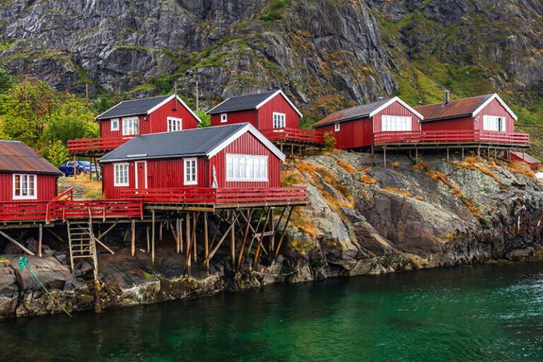 Cabanes de pêche rouges aux Lofoten.
