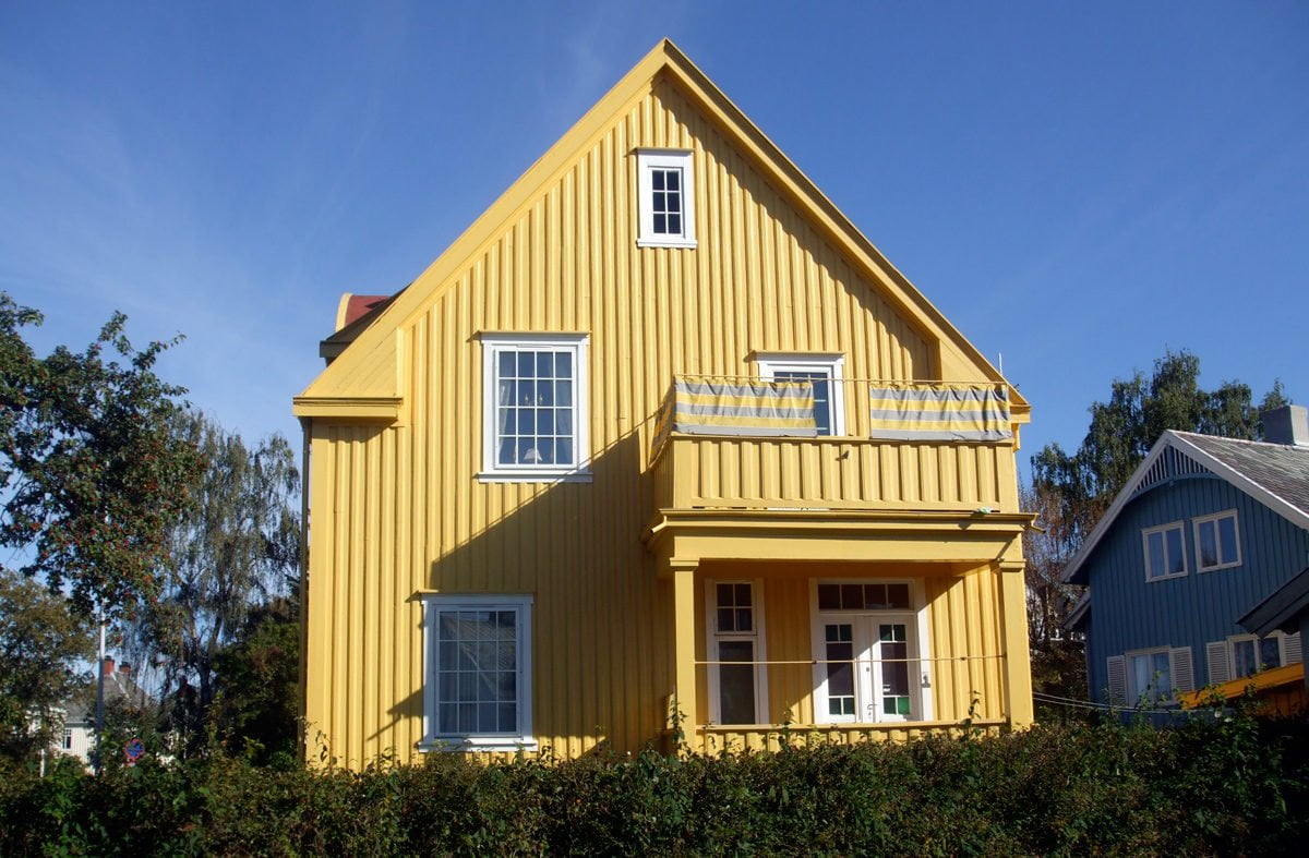 Maison en bois jaune à Trondheim. Photo : David Nikel.