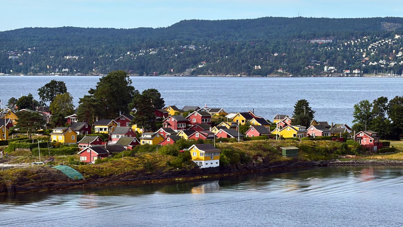Colourful houses on an island in the Oslofjord. Photo: David Nikel.