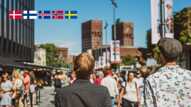 Foule sur Aker Brygge avec les drapeaux des pays nordiques.