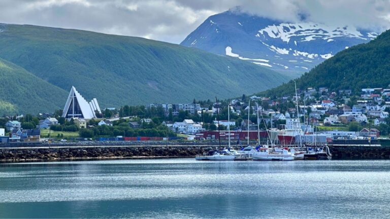 Une vue sur le front de mer de Tromsø, en Norvège, avec la cathédrale arctique. Photo : David Nikel.