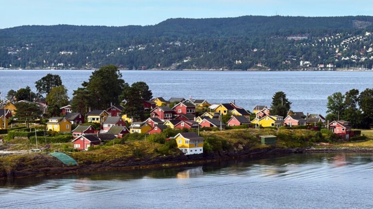 Maisons colorées sur une île du fjord d’Oslo. Photo : David Nikel.