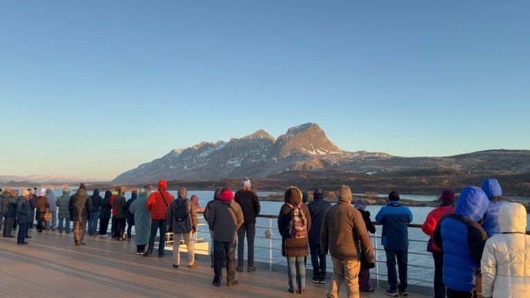 Vues depuis le pont 11 du navire de croisière Fred Olsen Balmoral. Photo : David Nikel.
